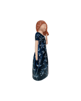 Escultura Menina Lady Bird com vestido azul florido
