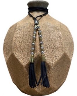 Vaso Marrom em cerâmica, textura de areia, formato de colmeia com cordão em preto com bolinhas douradas