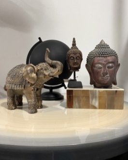 Escultura de Elefante Indiano com dentes expostos e tromba para cima, manto no lombo e na cabeça, colar e pulseiras desenhados em relevo