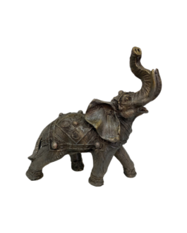 Elefante em resina com a tromba para cima, dentes expostos, manta no lombo e na cabeça esculpido em detalhes