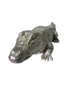 Objeto decorativo em formato de Crocodilo em resina na cor prata fosco