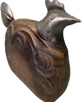 Objeto decorativo em formato de Galinha, em madeira entalhada e metal