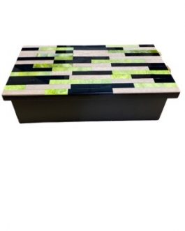 Caixa Retangular Laís, em resina e madeira, tampa mesclada com verde, preto e carvalho