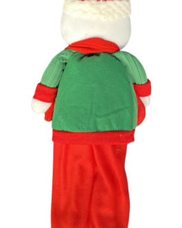 Boneco de Neve com casaco verde e vermelho segurando meia e guizo