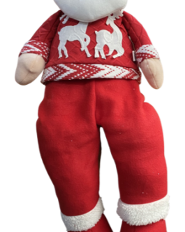 Boneco Papai Noel Sentado de pijama vermelho e branco estampado com renas, gorro e detalhes em tricô
