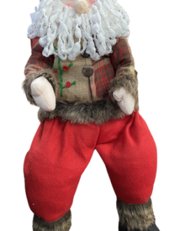Papai Noel Sentado com casaco em tons terrosos e azevinho no gorro