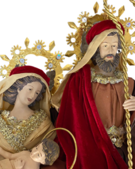 Sagrada Família com vestes em tons terrosos e vermelho escuro, detalhes em dourado