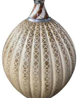 Vaso M Noida Bojudo, em cerâmica, com boca longa em material natural OS e metal prateado