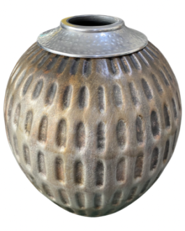 Vaso G Riviera, em cerâmica, com cavas em relevo e ponta em metal na cor prateada