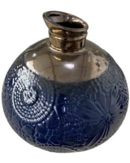 Vaso P em cerâmica azul com desenho de flores em relevo e ponta assimétrica na cor cobre