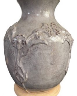 Vaso Bojudo M Lilás, em cerâmica com desenho em relevo de flores