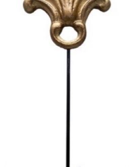 Escultura G de Arabescos com base e haste em metal preto e desenho em resina dourada