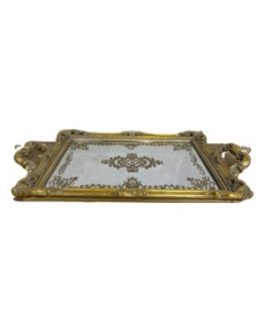 Bandeja G retangular, em resina desenhada em relevo, na cor predominante dourada e espelho decorado