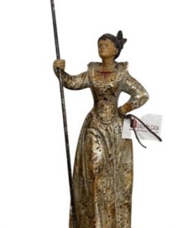 Escultura de Mulher segurando castiçal, sobre base decorada em relevo, resina pintada