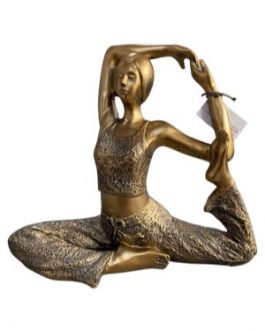 Escultura de mulher em posição de yoga sentada com uma perna para o alto, top e calça
