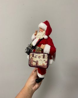 PAPAI NOEL EM PÉ VERMELHO COM CÂMERA E MALA