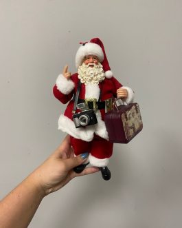 PAPAI NOEL EM PÉ VERMELHO COM CÂMERA E MALA
