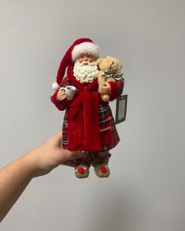 PAPAI NOEL EM PÉ COM ROUPÃO